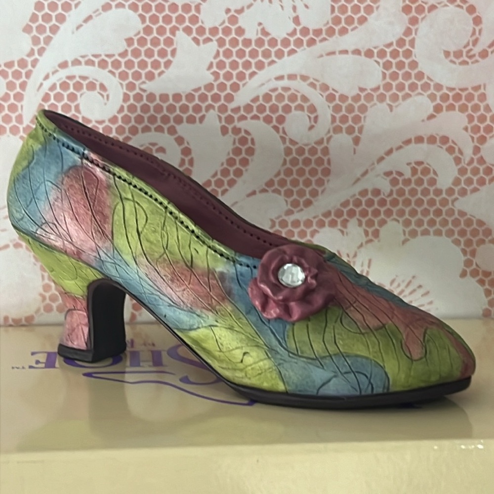 Just the Right Shoe “Rose Court” #25009 (1998) Miniature pump collectible